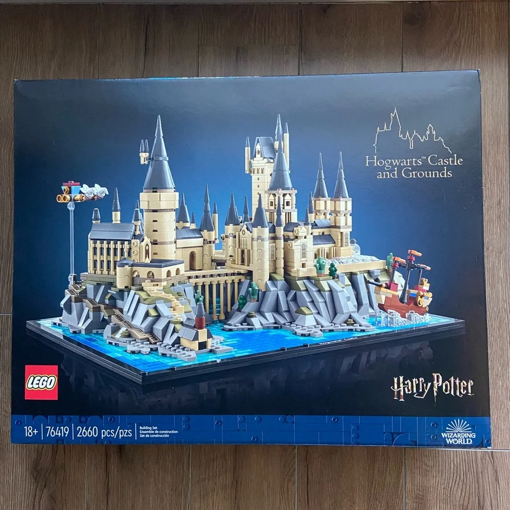 LEGO Harry Potter Hogwarts Castle and Grounds - Tan, Blue, Gray